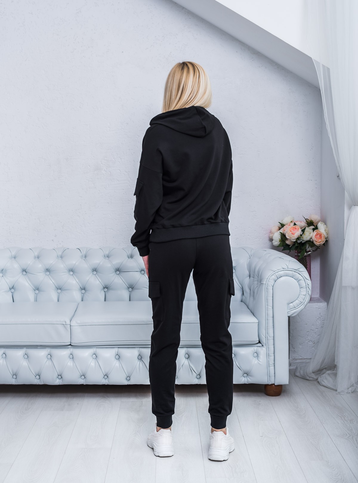 Женский спортивный костюм со штанами карго черный 02402 оптом