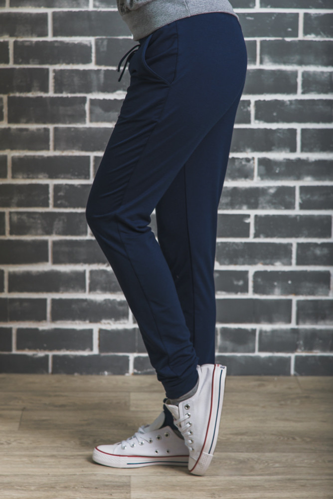 Женские спортивные штаны на манжете темно-синее 01347 оптом
