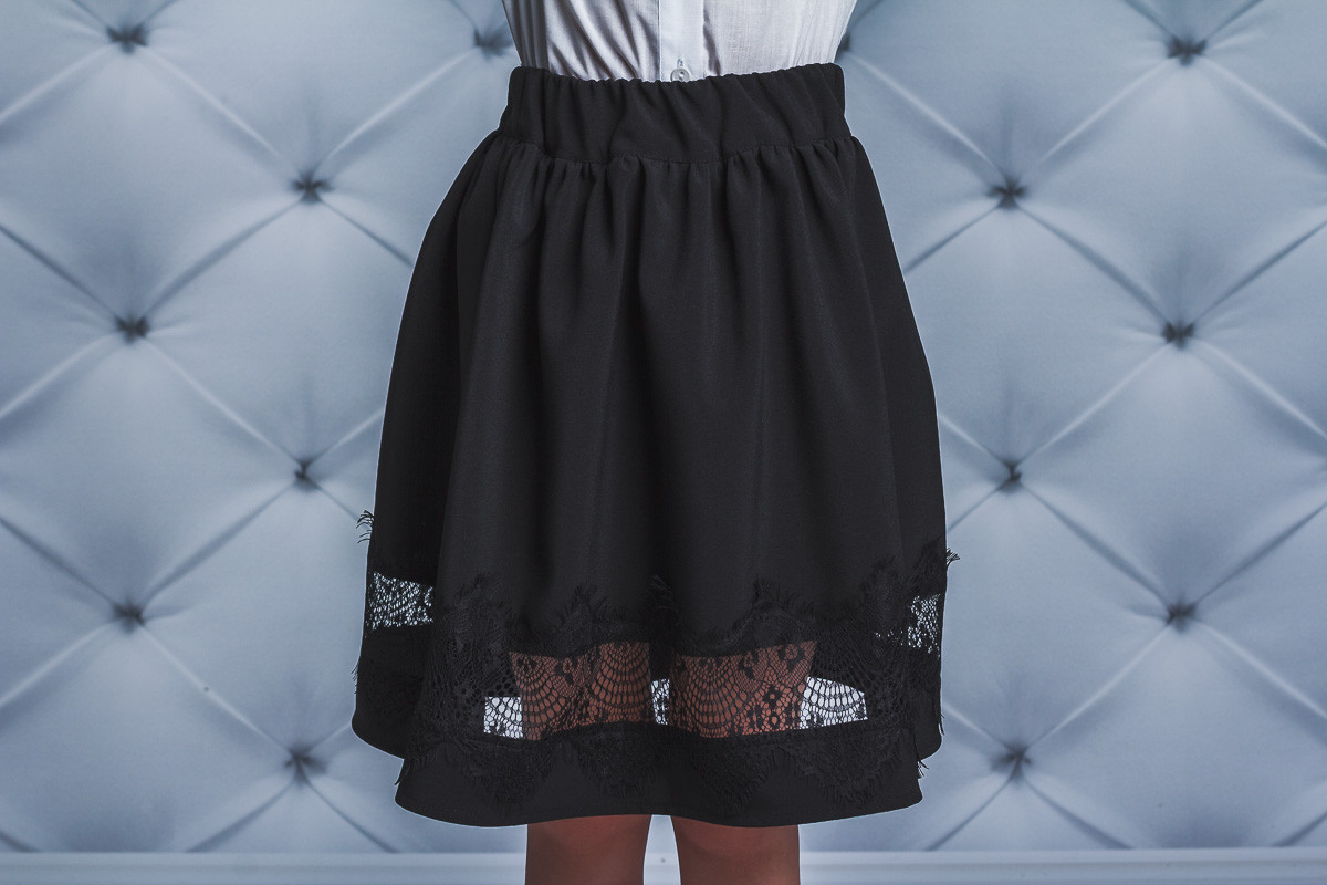 Стильная юбка для девочки с гипюром черная 01618 фото